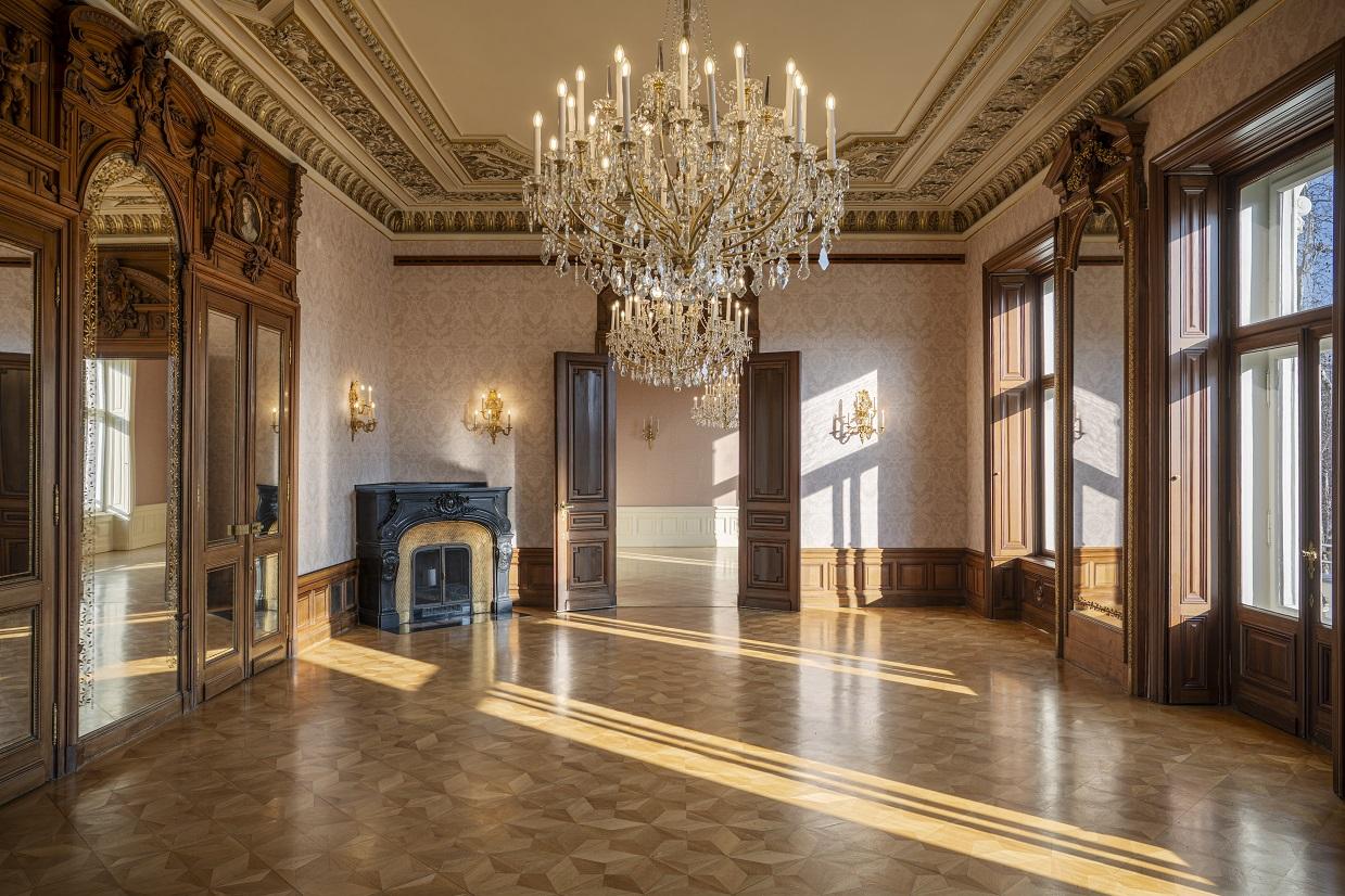 Honosné miestnosti boli zrekonštruované tak, aby si zachovali svoje pôvodné prvky, vrátane stropných fresiek, parketových podláh a krbov.