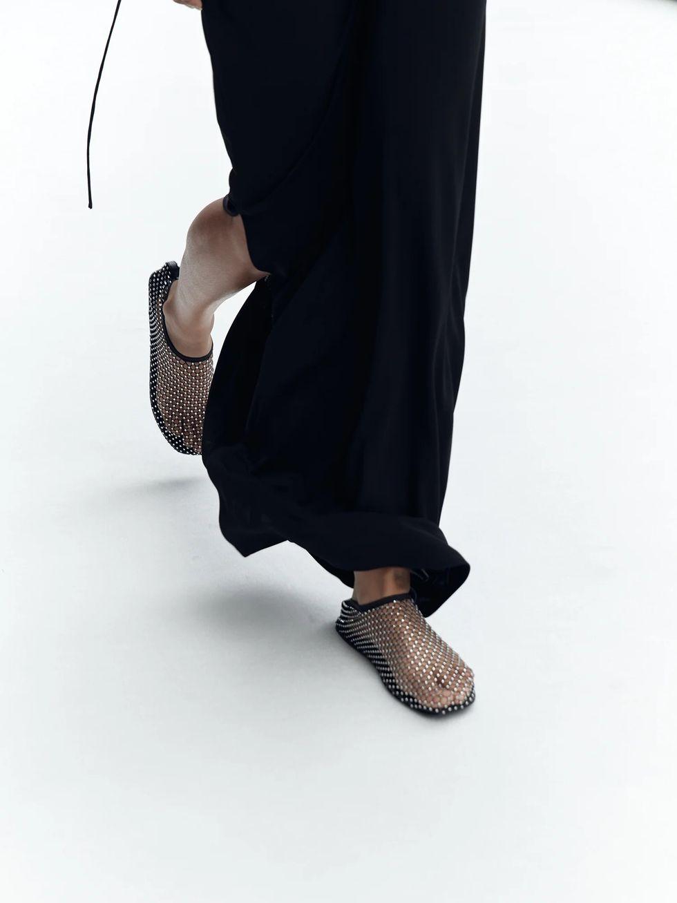 Pár populárnych topánok Minette od Christophera Esbera obopínajú chodidlo ako trblietavá sieťka.