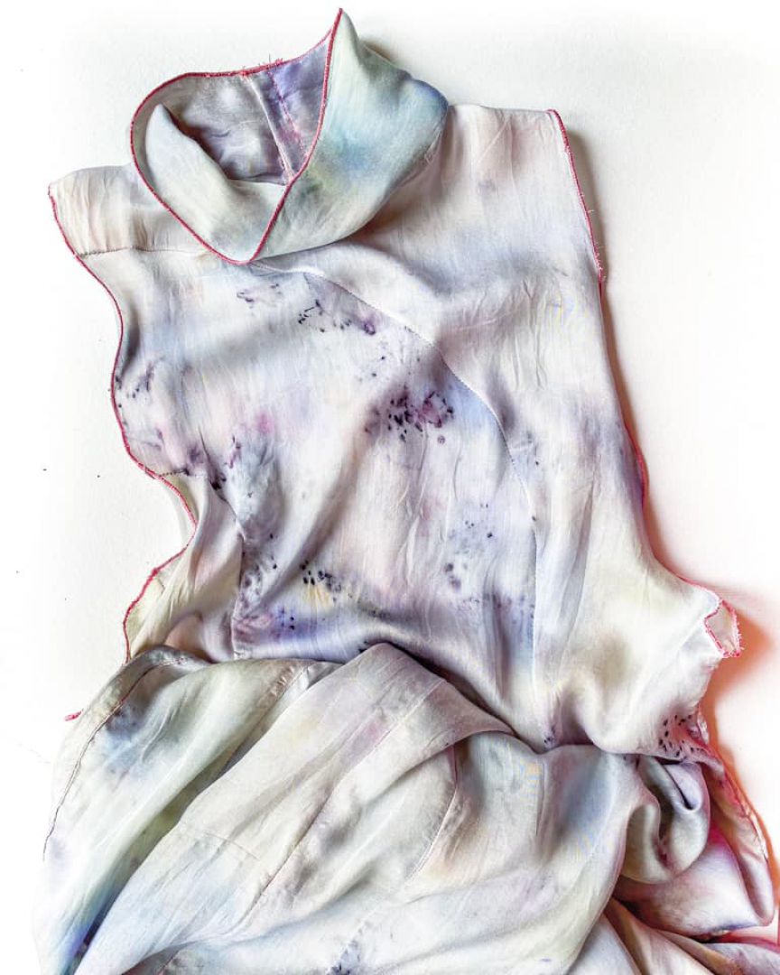Kolekce Andrea Vytlačilová přírodně barvené hedvábné šaty vyšité Preciosa krystaly foto Andrea Vytlačilová