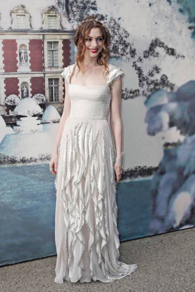 Anne_Hathaway_a_Valentino_02