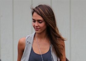 OUTFIT DŇA Jessica Alba