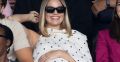 Tehotná Margot Robbie zažiarila v bodkovaných šatách Alaïa